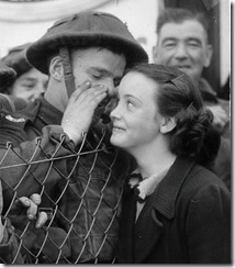 vintage-ww2-photos-war-couples-kiss-love-romance-16